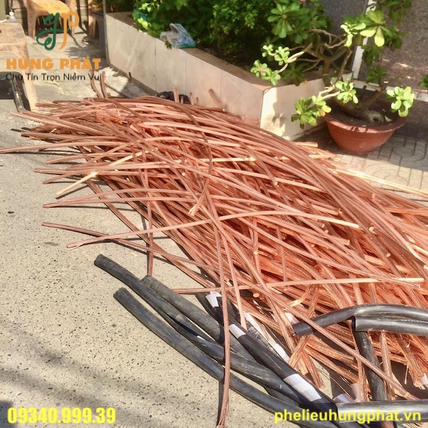 Lõi đồng dây điện sau khai bóc vỏ